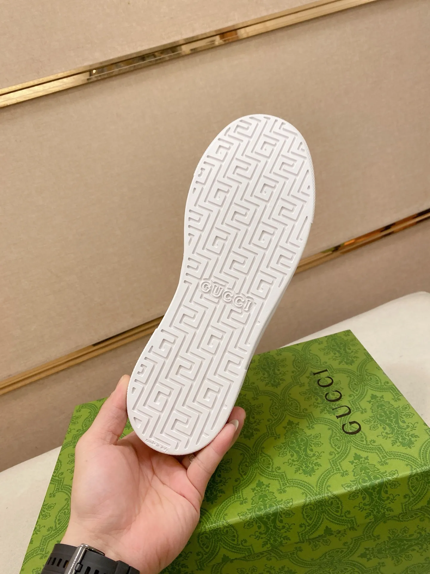 Ex-factory price 380💰【Gucci】Gucci men’s latest series of casual shoes! The official website is built 1:1. The upper is made of imported high-quality cowhide, and the lining is made of high-quality sheepskin, which is soft and comfortable. Picky selection of materials and exquisite workmanship give you the best enjoyment. Number of yards: 38-44 yards.